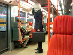 To takhle v metru vzhlédnu od Reflexu a ono se mnou cestuje tohle! / Praha, 04. 06. 2009