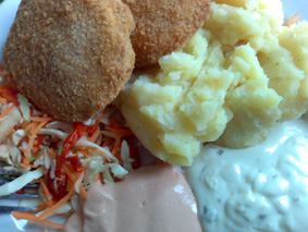 Pracovní oběd: smažený hermelín, šťouchané brambory s cibulkou, americký dip a tatarská omáčka / Praha, 04. 09. 2009