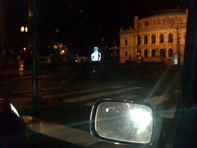 Noční zátiší s eurounijní sochou / Praha, 08. 02. 2009