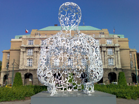 Laserem vyřezaná skulptura před Rudolfinem / Praha, 30. 04. 2009